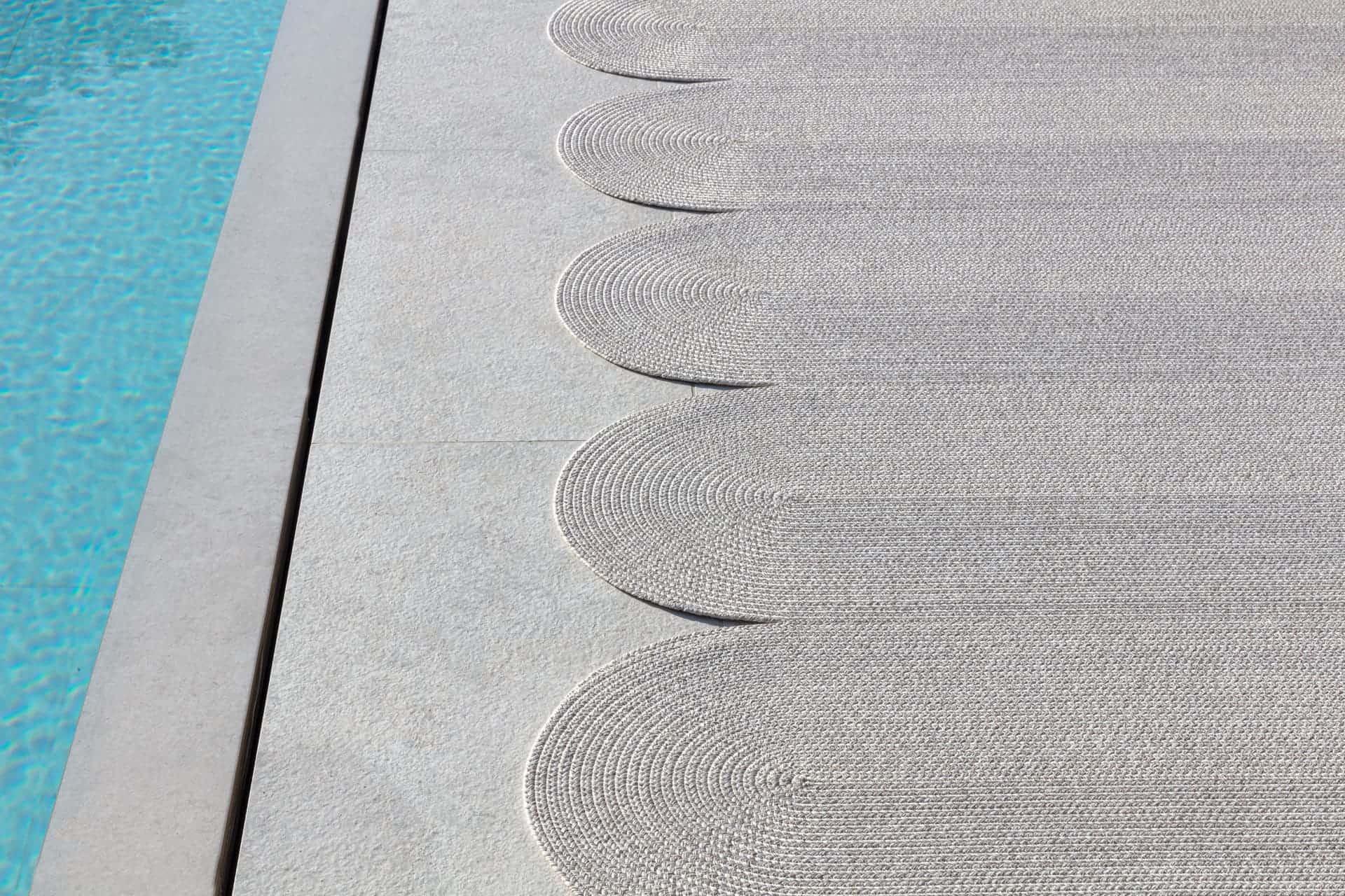 Outdoor-Teppich_by-Limited-Edition_Poolside Serpentine_Carrara liggend